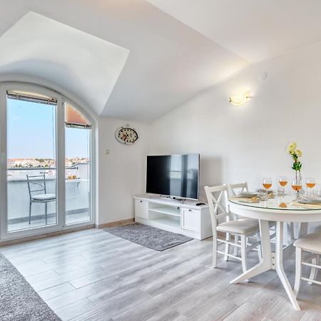 Penthouse Zola With Private Parking Lägenhet Medulin Exteriör bild